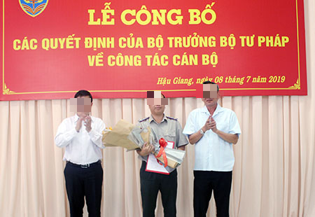 Duong quan lo thang tien cua cuc truong lo clip 'nong' voi nu sinh-Hinh-2