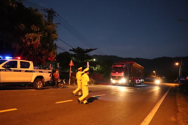 Can canh hang tram canh sat, quan doi om sung rao riet truy lung ke vuot nguc tron o deo Hai Van-Hinh-9