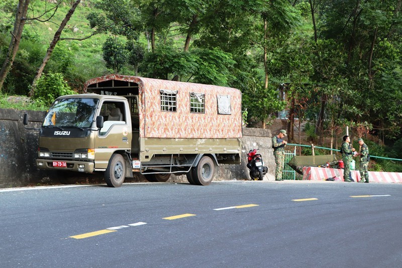 Can canh hang tram canh sat, quan doi om sung rao riet truy lung ke vuot nguc tron o deo Hai Van