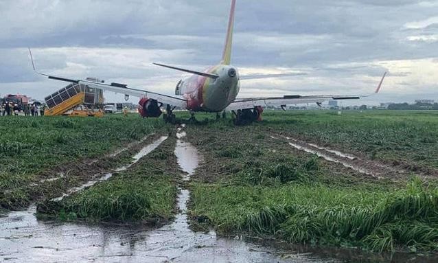 Can canh hien truong may bay Vietjet Air ha canh lech duong bang, no lop-Hinh-4