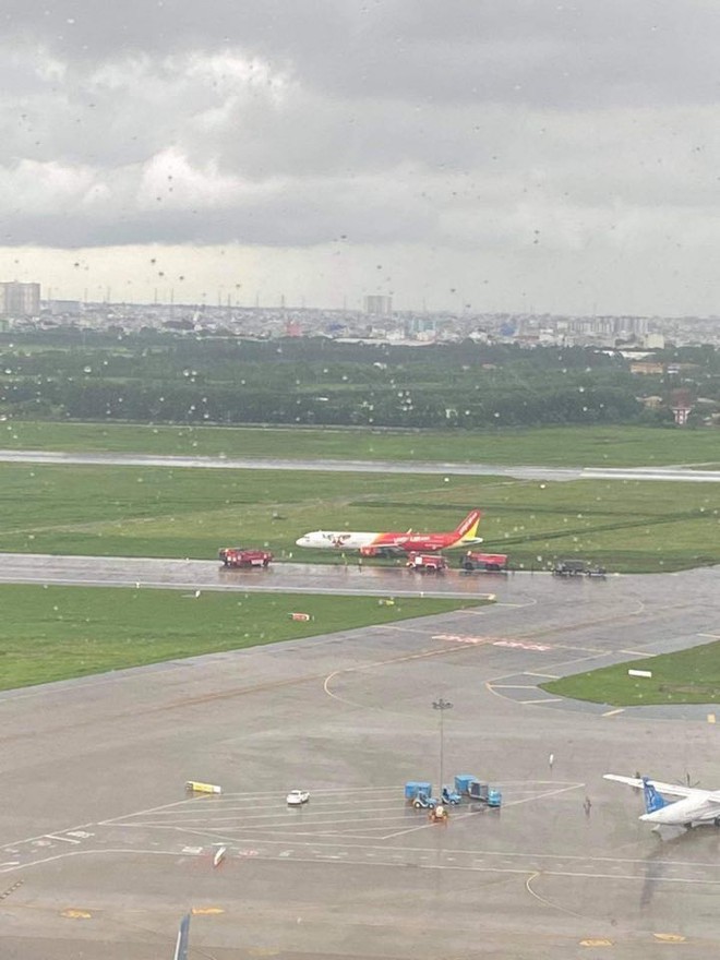 Can canh hien truong may bay Vietjet Air ha canh lech duong bang, no lop-Hinh-7