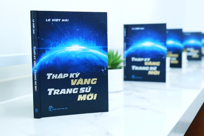 Doanh nhan Le Viet Hai say sua hat trong buoi ra mat sach 'Thap ky vang - Trang su moi'-Hinh-2