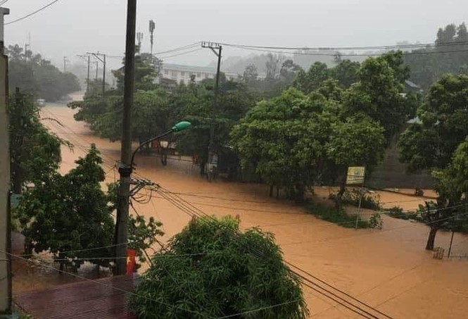 Hinh anh hang tram chiec o to chim trong bien nuoc o Ha Giang-Hinh-9