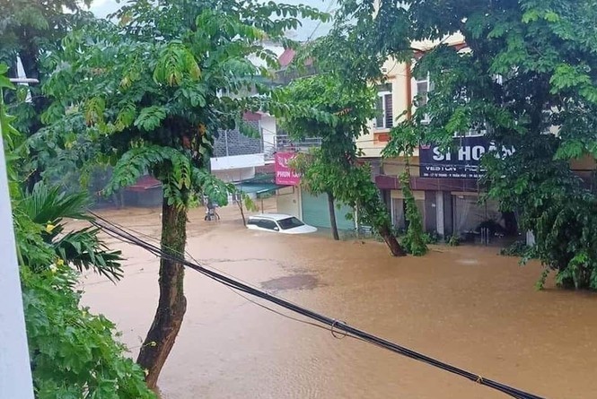 Hinh anh hang tram chiec o to chim trong bien nuoc o Ha Giang