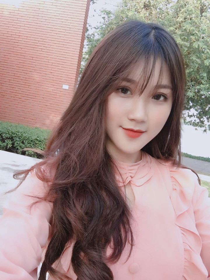 Nu co dong vien xinh dep tran U23 Viet Nam - U23 Thai Lan khien CDM san lung-Hinh-9