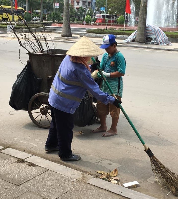 Roi nuoc mat hinh anh cau be phu me quet rac ky nghi le 30/4 - 1/5