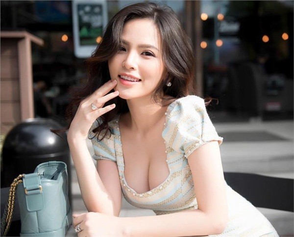 Hot girl mi go Phi Huyen Trang bac bo moi tin don ve minh