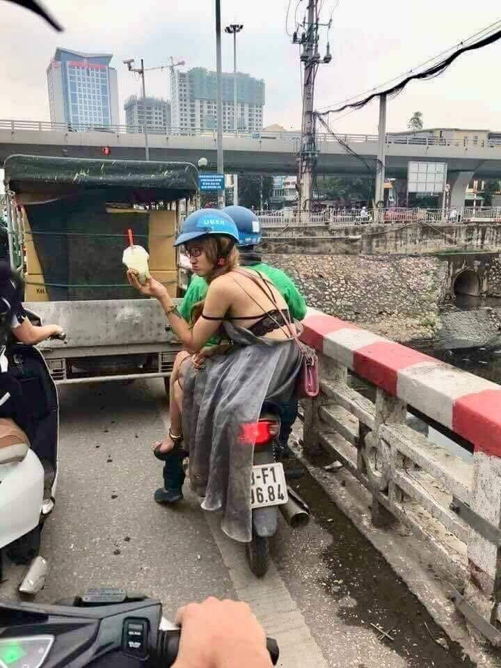 Hoang hon voi trang phuc 'mac nhu khong mac' cua co gai tre tren duong