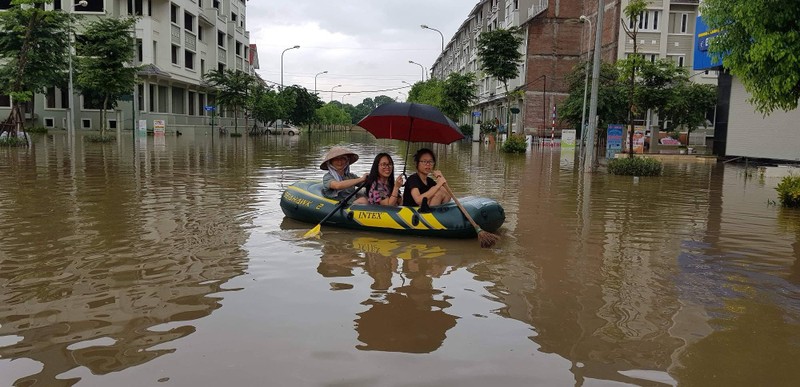 Ha Noi ngap nang: Hinh anh cheo thuyen, boi loi tren duong nhu o song-Hinh-10