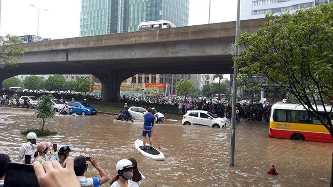 Ha Noi ngap nang: Hinh anh cheo thuyen, boi loi tren duong nhu o song-Hinh-5