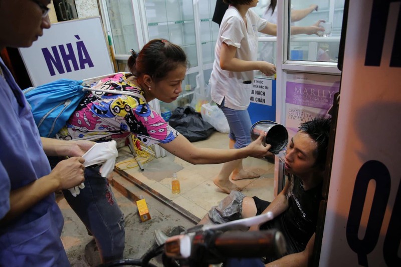 Chien si PCCC bi ngat khoi khi chua chay nha may Rang Dong