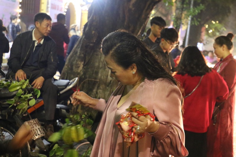 Sau giao thua, nguoi Ha Noi no nuc di chua cau an-Hinh-11