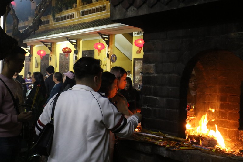 Sau giao thua, nguoi Ha Noi no nuc di chua cau an-Hinh-7