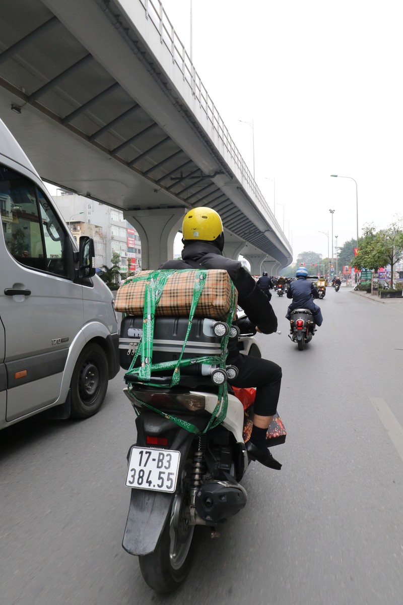 Chum anh: Nguoi dan do dac linh kinh chay xe may roi thanh pho ve que an Tet