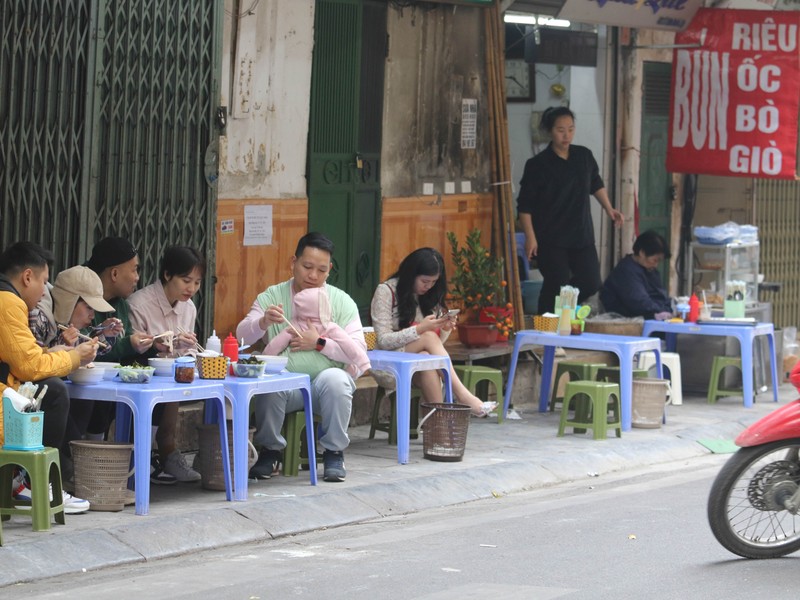 Hang quan mung 1 Tet Quy Mao 2023: Mo cua day du nhung khach vang-Hinh-4