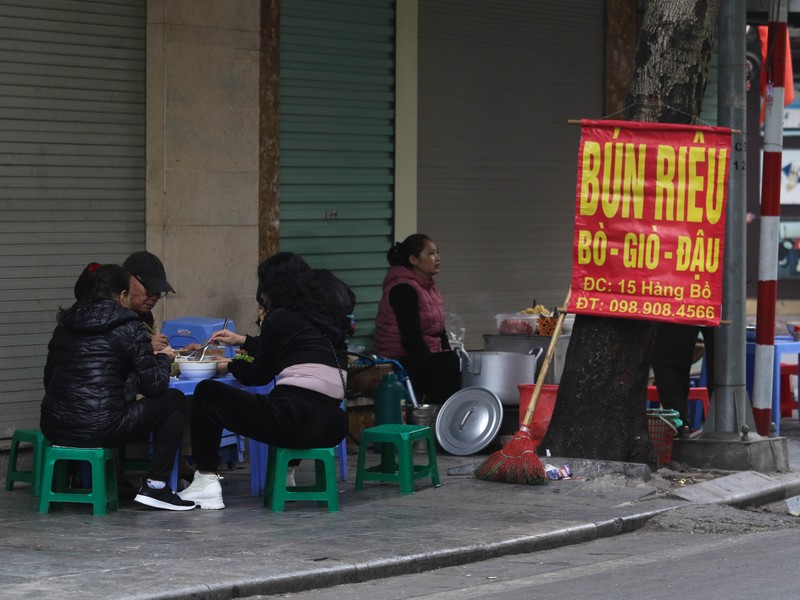 Hang quan mung 1 Tet Quy Mao 2023: Mo cua day du nhung khach vang-Hinh-6