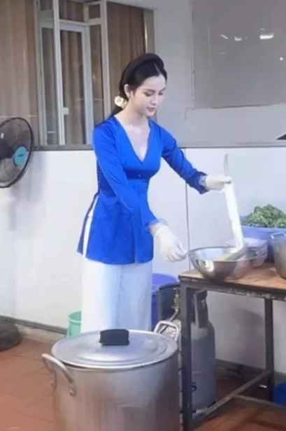 Can mat hotgirl ban bun dang noi tieng coi mang-Hinh-4