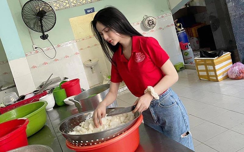 Can mat hotgirl ban bun dang noi tieng coi mang-Hinh-6