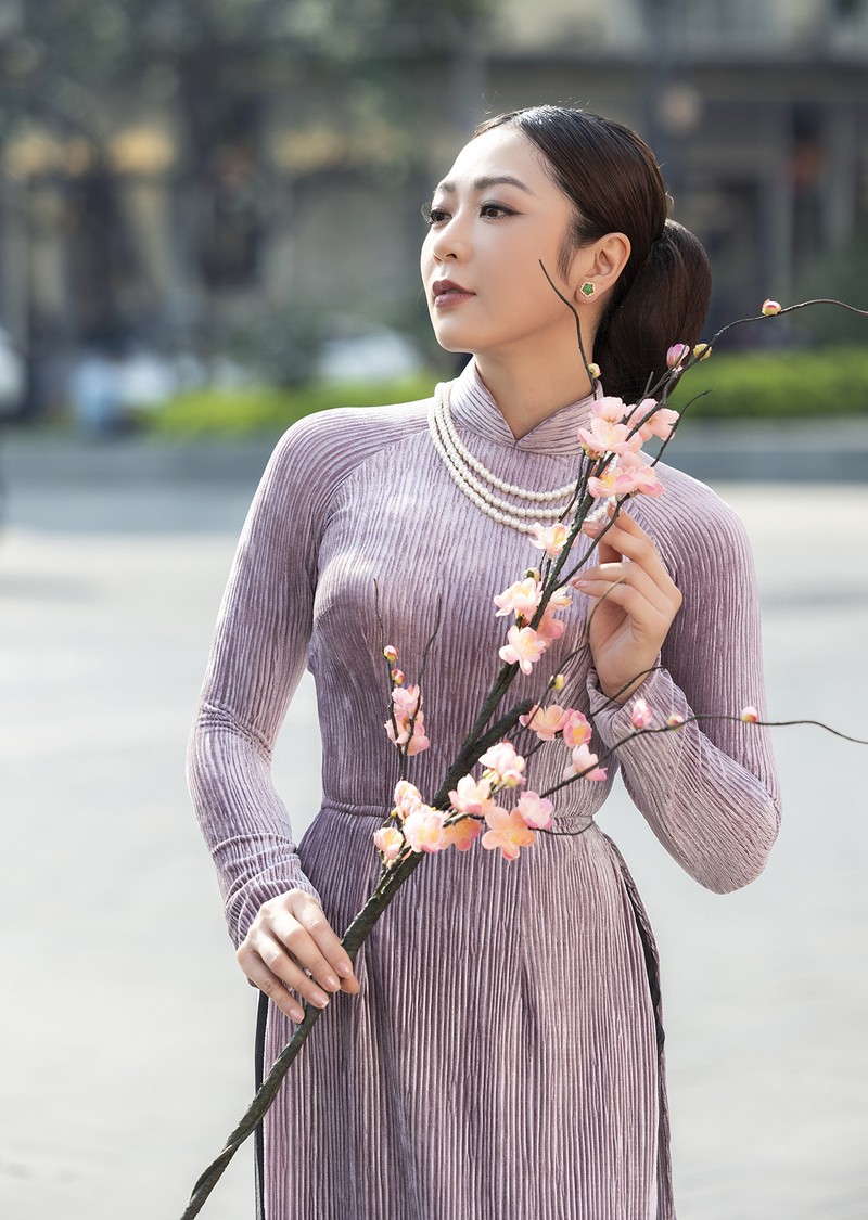 Ca si Ha Thanh Xuan  - vo cu “vua ca koi” dien ao dai dao pho Sai Gon-Hinh-2