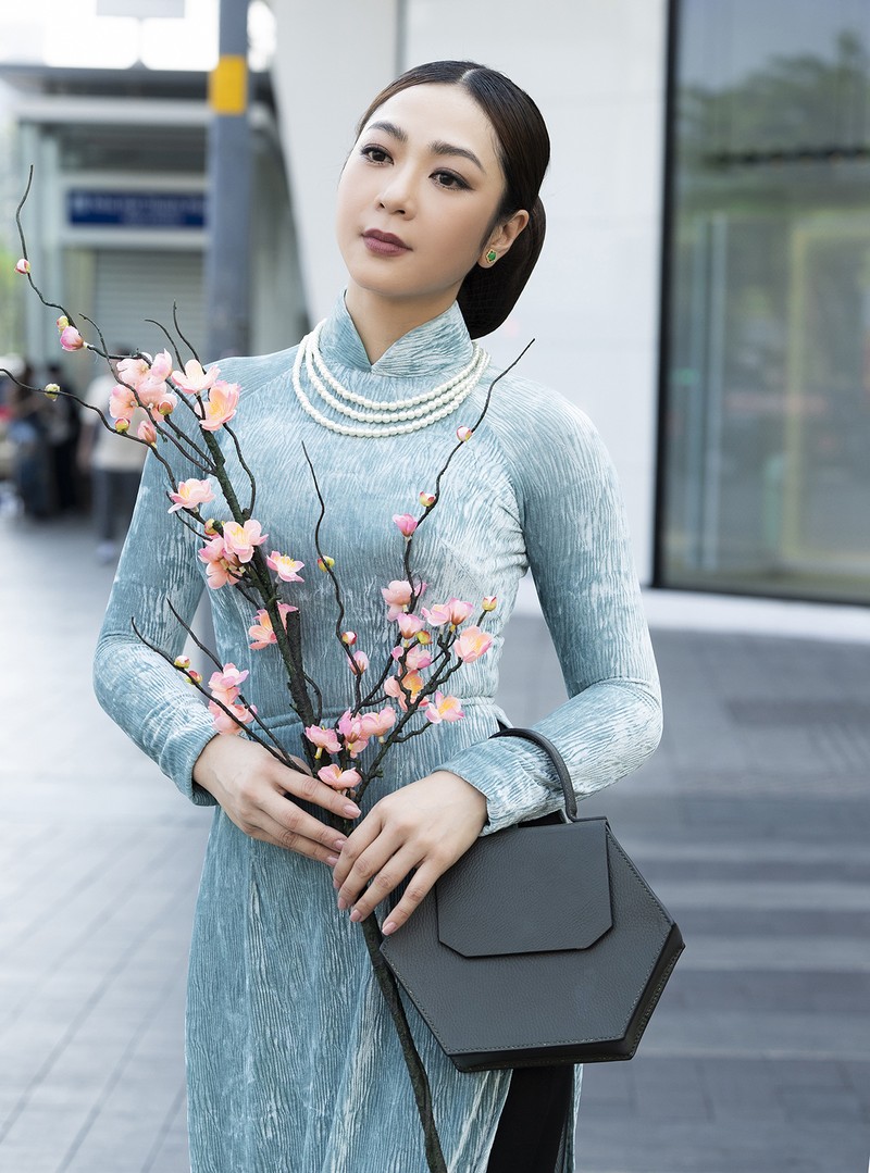 Ca si Ha Thanh Xuan  - vo cu “vua ca koi” dien ao dai dao pho Sai Gon-Hinh-4