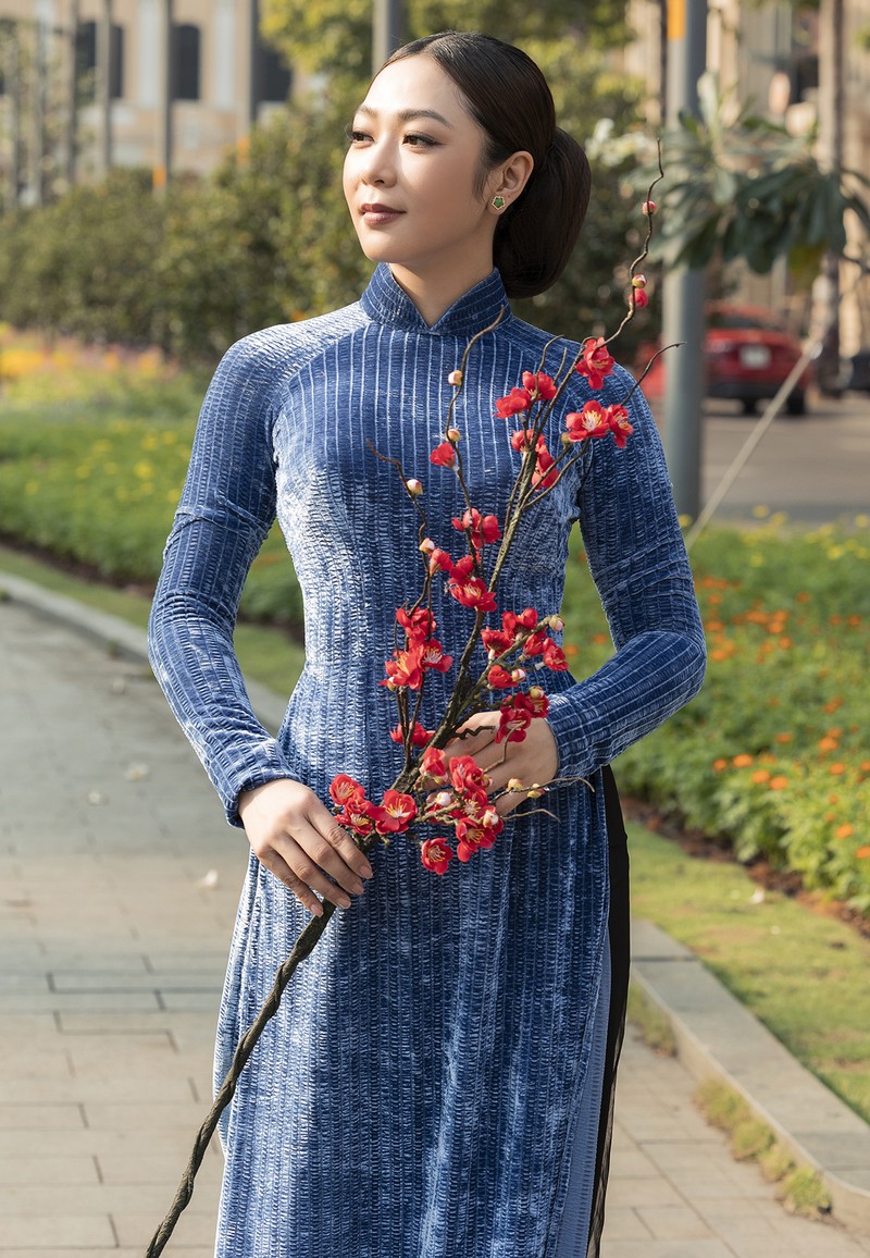 Ca si Ha Thanh Xuan  - vo cu “vua ca koi” dien ao dai dao pho Sai Gon-Hinh-6