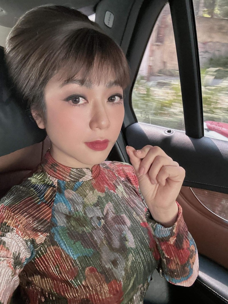 Ca si Ha Thanh Xuan  - vo cu “vua ca koi” dien ao dai dao pho Sai Gon-Hinh-9