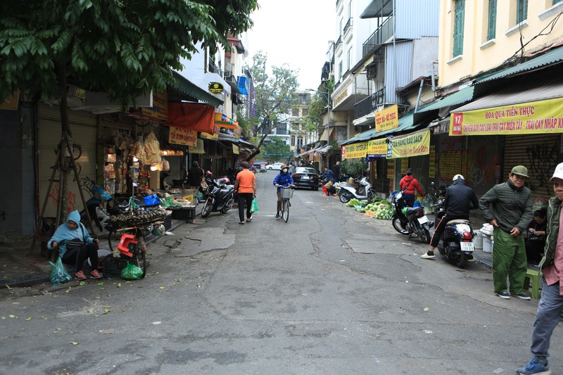 Ha Noi: Cho mo cua som ngay mung 2 Tet Giap Thin-Hinh-3