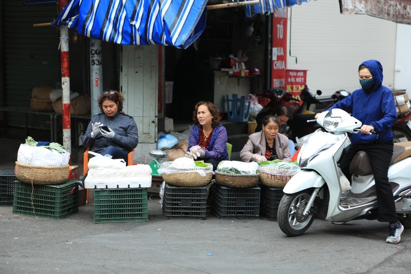 Ha Noi: Cho mo cua som ngay mung 2 Tet Giap Thin-Hinh-8