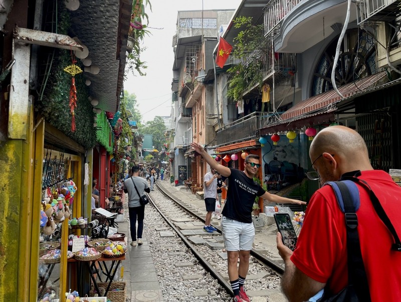 Yeu cau khong gioi thieu tour den khu ca phe duong tau o Ha Noi-Hinh-3