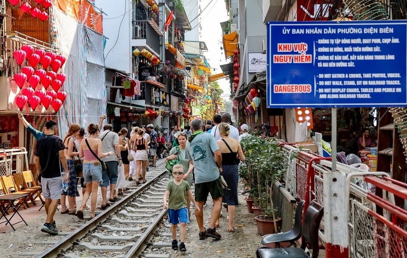 Yeu cau khong gioi thieu tour den khu ca phe duong tau o Ha Noi