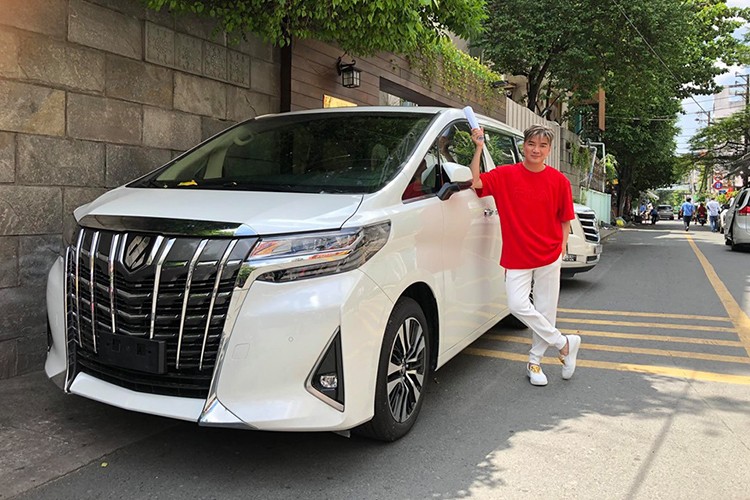 Dam Vinh Hung tau xe hang sang Toyota Alphard bac ty