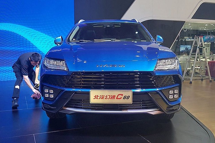 Can canh sieu SUV Lamborghini Urus nhai co gia chi 355 trieu dong-Hinh-3