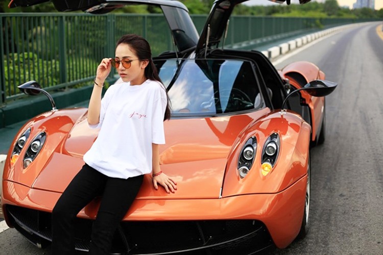 Con gai Minh Nhua mo tiem giay nhung dung sieu xe Pagani Huayra 80 ty de quang cao-Hinh-2