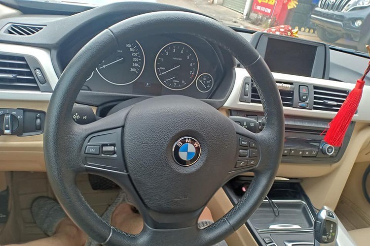 Can canh xe sang BMW 320i chay 4 nam gia con 990 trieu-Hinh-4