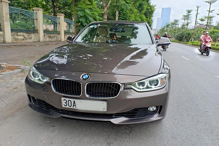 Can canh xe sang BMW 320i chay 4 nam gia con 990 trieu-Hinh-7