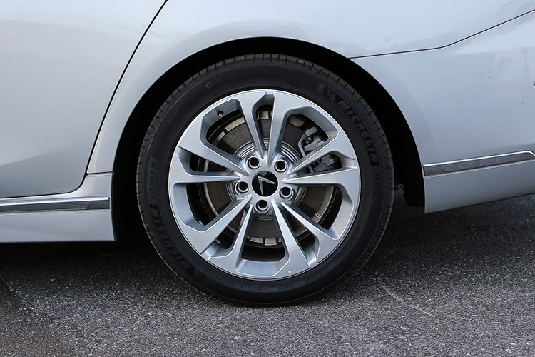 Vinfast Lux A2.0 sedan cũ đầu tiên được rao bán hơn 1 tỷ đồng - Hình 5 Vinfast Lux A2.0 sedan cu dau tien duoc rao ban hon 1 ty dong-Hinh-5