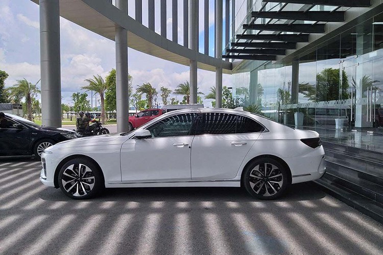 Vinfast Lux A2.0 sedan cũ đầu tiên được rao bán hơn 1 tỷ đồng - Hình 9 Vinfast Lux A2.0 sedan cu dau tien duoc rao ban hon 1 ty dong-Hinh-9
