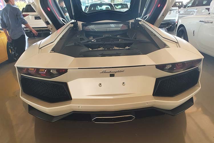 Cuc chat hinh anh sieu xe Lamborghini Aventador chao ban hon 7 ty-Hinh-2