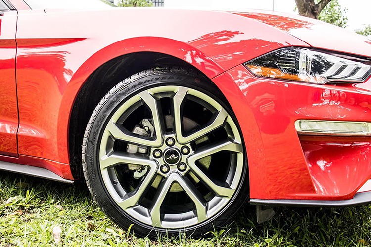 Cận cảnh Ford Mustang 2020 đặc biệt giá hơn 2,3 tỷ - Hình 5 Can canh Ford Mustang 2020 dac biet gia hon 2,3 ty-Hinh-5