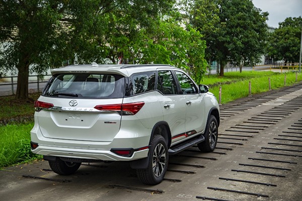 Toyota Fortuner giam gia kich san-Hinh-2