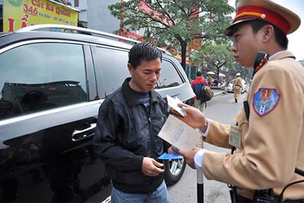 Người điều khiển ôtô, xe máy không có bằng lái bị phạt bao nhiêu tiền? Nguoi dieu khien oto, xe may khong co bang lai bi phat bao nhieu tien?