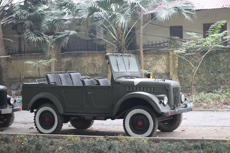 Mot nguoi tang xe GAZ 69 toi gia dinh Dai tuong Vo Nguyen Giap-Hinh-4