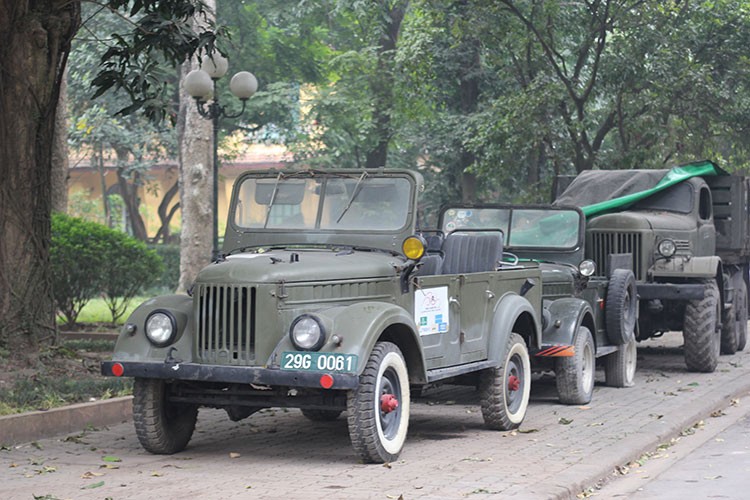 Mot nguoi tang xe GAZ 69 toi gia dinh Dai tuong Vo Nguyen Giap-Hinh-6