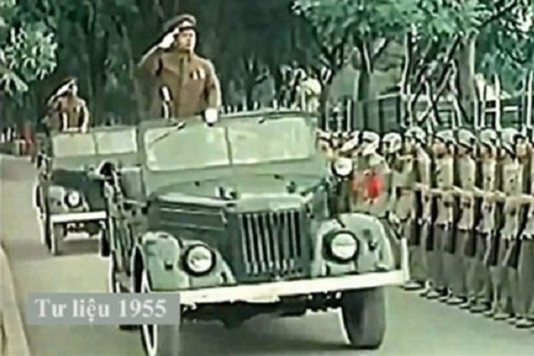 Mot nguoi tang xe GAZ 69 toi gia dinh Dai tuong Vo Nguyen Giap-Hinh-9