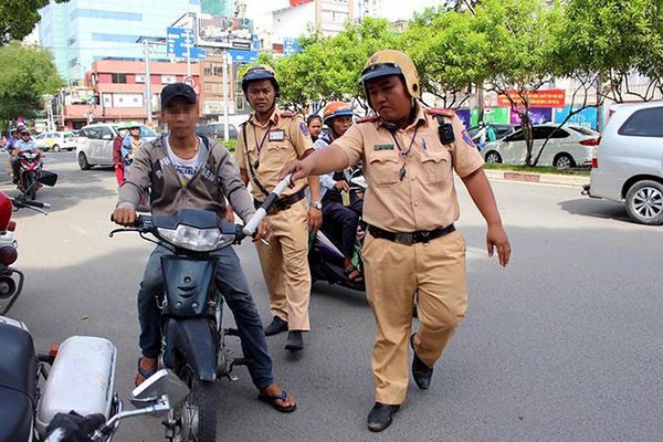 Nguoi dieu khien phuong tien lang lach, danh vong bi phat bao nhieu tien?