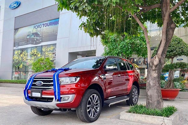 Ford Everest giam gia den ca 1000 trieu dong xa hang