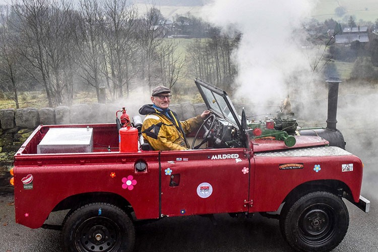 Ngam Land Rover chay bang hoi nuoc cua cu ong 70 tuoi