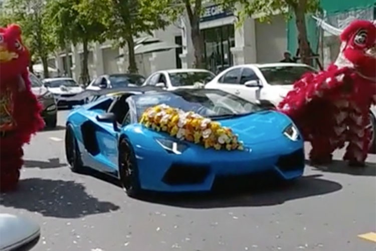 Dai gia Hai Phong lai Lamborghini keo dan Kia Cerato ruoc dau-Hinh-2