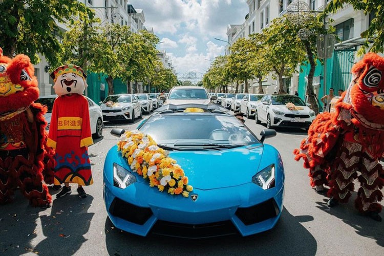 Dai gia Hai Phong lai Lamborghini keo dan Kia Cerato ruoc dau