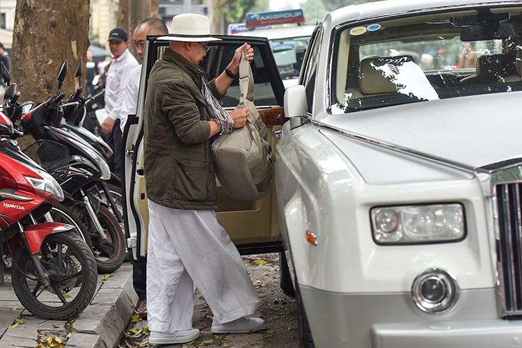 Dai gia Dang Le Nguyen Vu 'bo quen' Rolls-Royce tien ty o Ha Noi